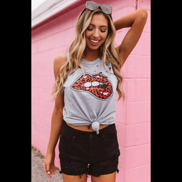 ‼️CLEARANCE PRICE FIRM‼️ Leopard Lips Distressed Tank In Gray - Picture 4 of 7